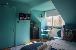 Stylish, Peaceful, Teal Coloured Studio in London - Image 5