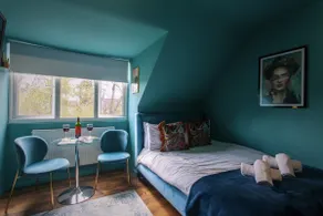 Stylish, Peaceful, Teal Coloured Studio in London - Image 2