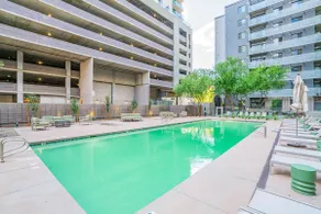 CDT PHX Apt Balcony Gym Pool WD & Parking - Image 2