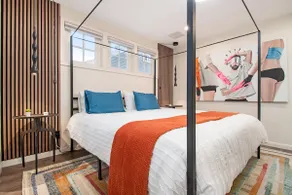 Modern Lux King Suite, w/ Hot tub, Central Omaha! - Image 4