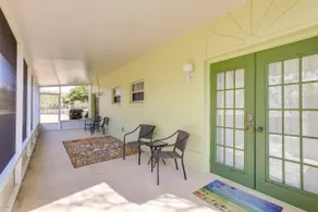 Nature Coast Farmhouse w Screened in Porch - Image 2
