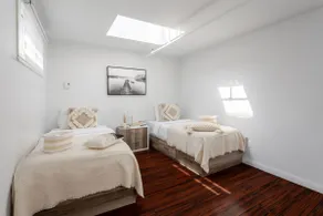 Bright & Stylish Mezzanine – Live on Bishop St - Image 4
