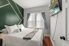 Stadium District Quarters | 3 Bedrooms + Game Room - Image 3