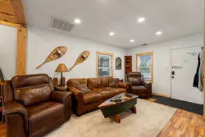 Cozy 3BR Cabin With Hot Tub on Nippersink Creek - Image 5