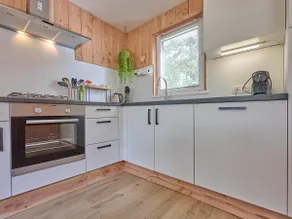 Beautiful cottage in park with amenities - Image 5