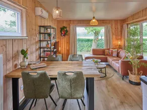 Beautiful cottage in park with amenities - Image 4