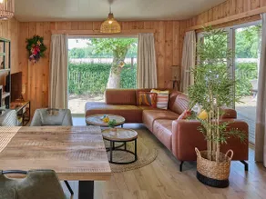 Beautiful cottage in park with amenities - Image 2