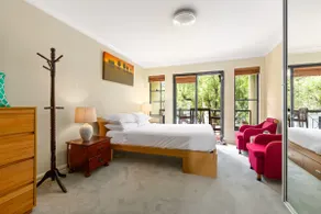 Spacious 2-Bed Townhouse with Garage & Patio - Image 2