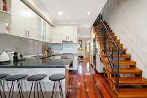 Spacious 2-Bed Townhouse with Garage & Patio - Image 3