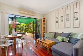 Spacious 2-Bed Townhouse with Garage & Patio - Image 4