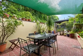 Spacious 2-Bed Townhouse with Garage & Patio - Image 5