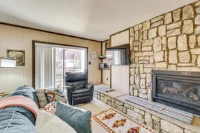 < Half-mi to Red River Ski Area: Townhome w/ Patio - Image 2