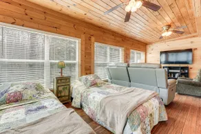 7 Mi to Lake Chatuge: Creekside Cabin w/ Decks! - Image 4