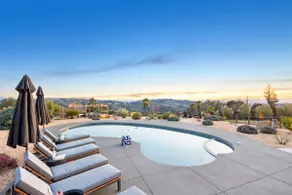 Luxury Retreat with Panoramic Views - Image 5