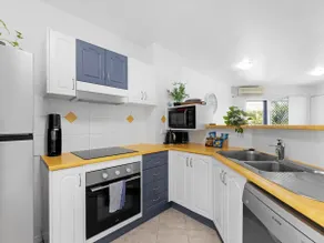 2-Bed with Pool, Near Torquay Beach, Hervey Bay - Image 3