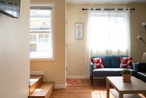 Fabulous 3bdrm Home With Parking - Image 5
