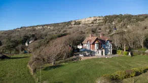 Coastal retreat with stunning sea views - Image 3