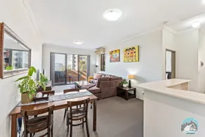 Stylish 1-Bed Apt with Free Parking in Parramatta - Image 3