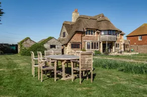 Charming Thatched Cottage on West Wittering Beach - Image 2