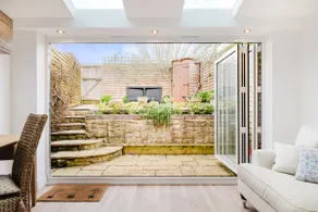 Stylish Retreat with Private Garden in Tetbury - Image 4