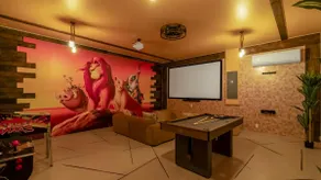 Family Home w Cinema, Pool & BBQ Clermont - Image 4