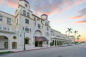 Walk to Ocean! Heated Pool, Valet, Ample Amenities - Image 2