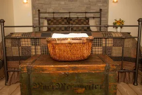 Charming Cottage on Main St. in Historic St. Charles! Jetted Tub, 2 Fireplaces!! - Image 5