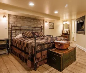 Charming Cottage on Main St. in Historic St. Charles! Jetted Tub, 2 Fireplaces!! - Image 4