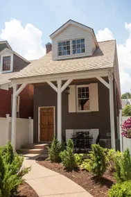 Charming Cottage on Main St. in Historic St. Charles! Jetted Tub, 2 Fireplaces!! - Image 3