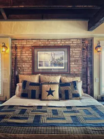 1830's Luxury Brick Cottage, Cozy Fireplace, right off the Cobblestone Streets! - Image 4