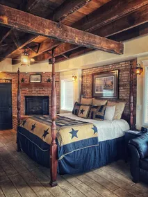 1830's Luxury Brick Cottage, Cozy Fireplace, right off the Cobblestone Streets! - Image 5