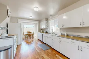 Beautiful historic family home on a Cherry Orchar - Image 4