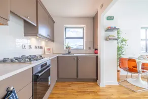 City Centre 1BR Apartment with Free Parking - Image 2