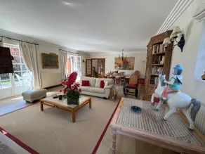 Large house with a green garden - Image 2