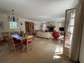 Large house with a green garden - Image 3