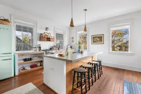 Ivory Loft Downtown | Close to Shops & Restaurants - Image 2