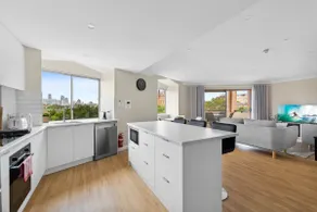 Stylish 2-Bed Camperdown Apartment with Balcony - Image 4