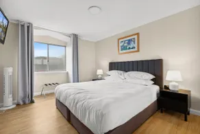 Stylish 2-Bed Camperdown Apartment with Balcony - Image 3