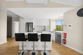 Stylish 2-Bed Camperdown Apartment with Balcony - Image 5
