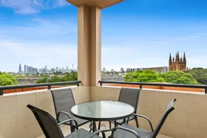 Stylish 2-Bed Camperdown Apartment with Balcony - Image 2