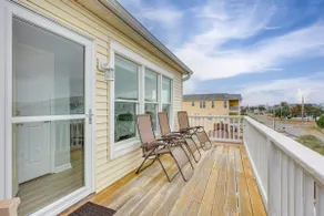 Walk to Shore: Multi-deck Townhome in Kure Beach! - Image 2