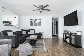 The Cozy Charcoal Cottage - with Garage - Family Friendly - Image 4