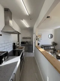 Central Seaside Apartment with Home Cinema - Image 4