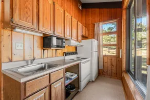 Pet-Friendly Bluff Cabin by Sunnen Lake - Image 5