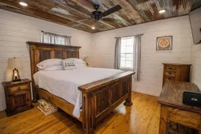 Ozark Escape Cabin: Peaceful Mountain Views - Image 5