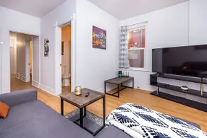 Modern Pet-Friendly Apartment near Rideau Centre - Image 2