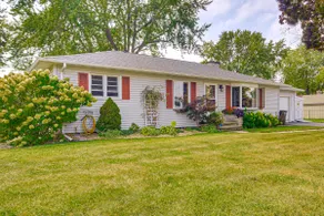1/2 Mi to Boat Launch: Family Getaway in Menasha! - Image 3