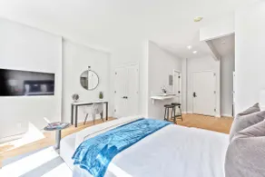 Spacious Studio with Charming Juliet Balcony - Image 4