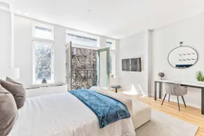 Spacious Studio with Charming Juliet Balcony - Image 3