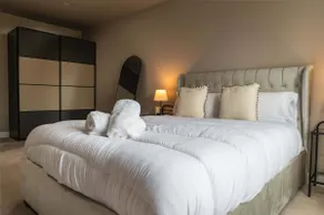 Spacious 1BED Birmingham Apartment w Roof Terrace - Image 2